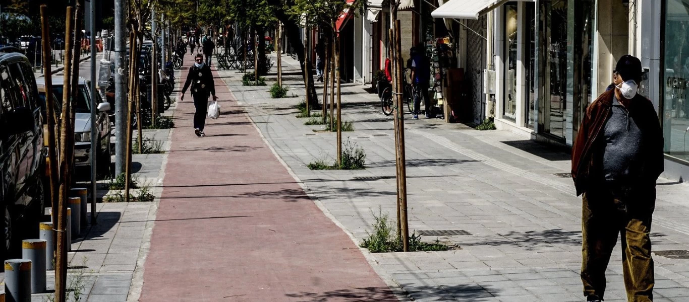 Eπιστροφή στην «αντικανονική» κανονικότητα: Ξεκινά σήμερα η άρση των μέτρων απαγόρευσης